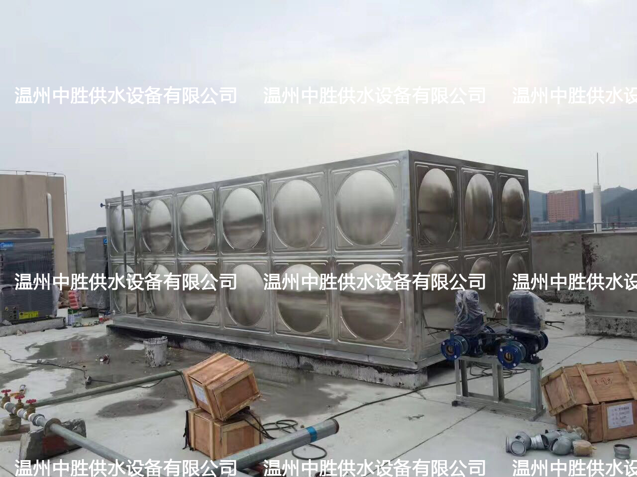 大厦楼顶装保温水箱.jpg
